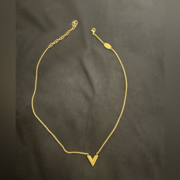 Preloved LV Essential V necklace - Picture 3 of 7